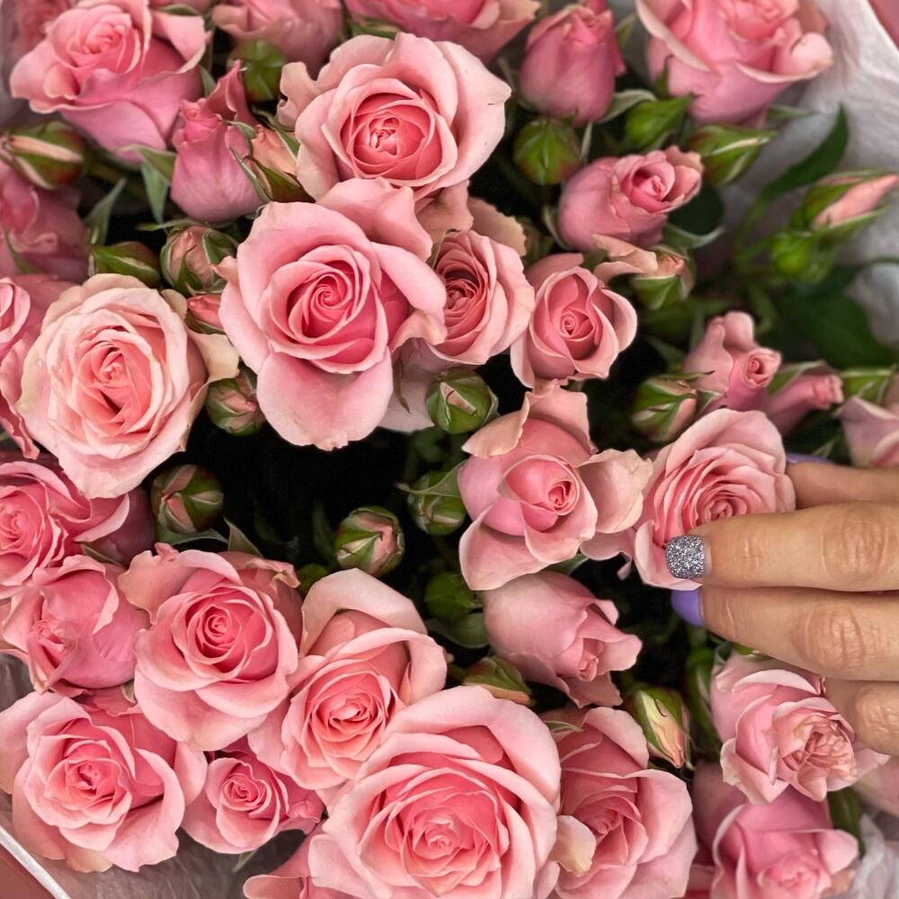 Букет из 9 розовых кустовых роз – нежность в каждом лепестке Алзамай Иркутская область