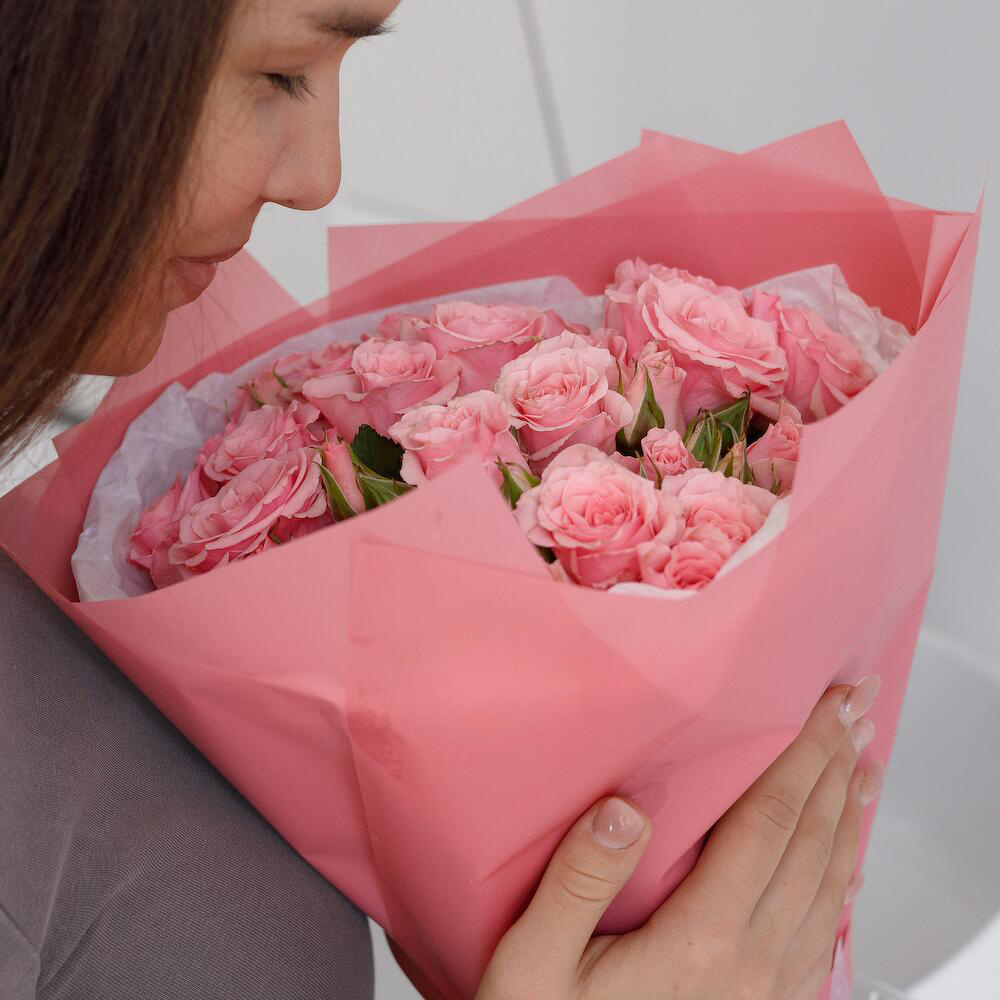 Букет из 9 розовых кустовых роз – нежность в каждом лепестке Алзамай Иркутская область